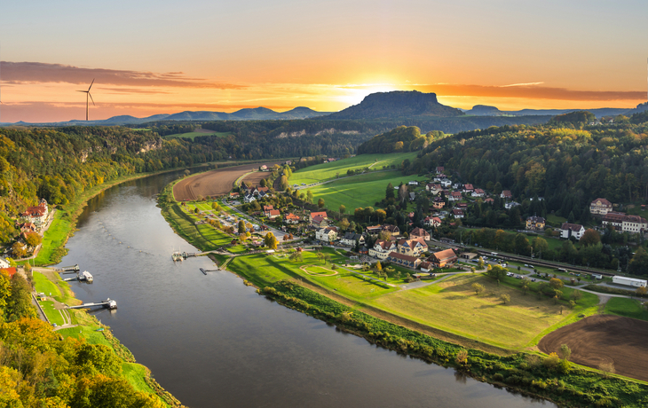 Blick auf das Elbufer in Rathen im Elbsandsteingebirge, Deutschland - © Animaflora PicsStock - stock.adobe.com