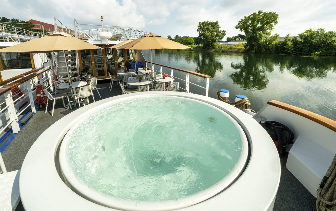 MS Daniele Jacuzzi Pool - ©croisieurope
