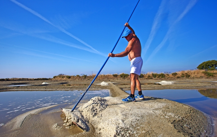 paludier ernten das grobe Salz in den Salzmooren von Guérande - © DreanA - Fotolia