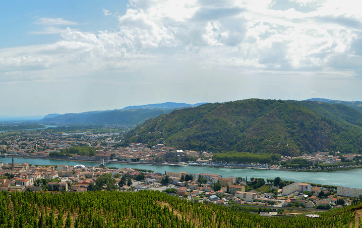 Blick auf Tournon-sur-Rhône und Tain-l'Hermitage - ©jojojo07 - stock.adobe.com