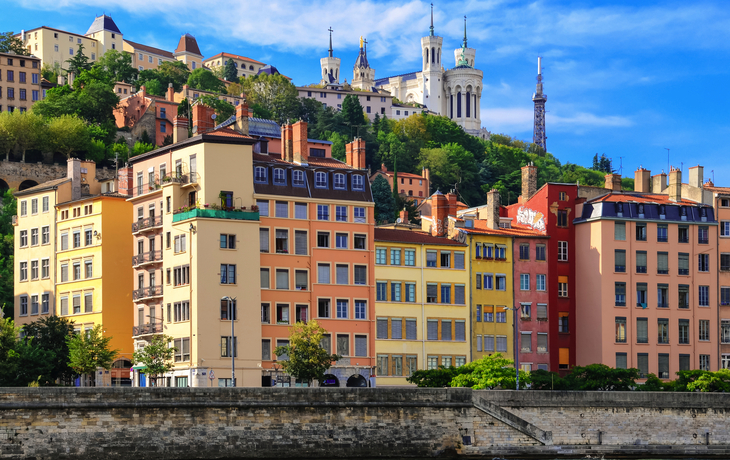 Lyon von der Saone mit bunten Häusern - ©Martin M303 - stock.adobe.com