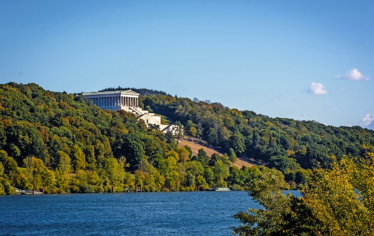 Blick auf die Walhalla und die Donau in Donaustauf bei Regensburg - © Visions-AD - stock.adobe.com