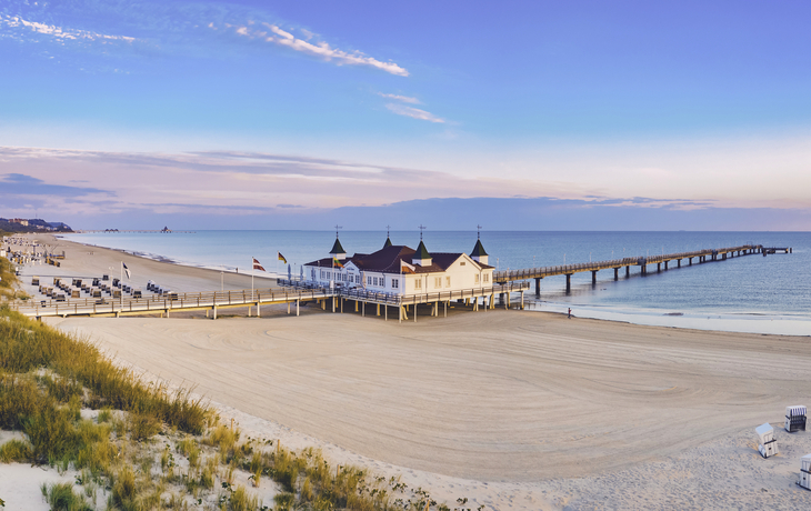 Luftbild vom Ahlbecker Strand mit Seebrücke und Promenade - ©motivthueringen8 - stock.adobe.com