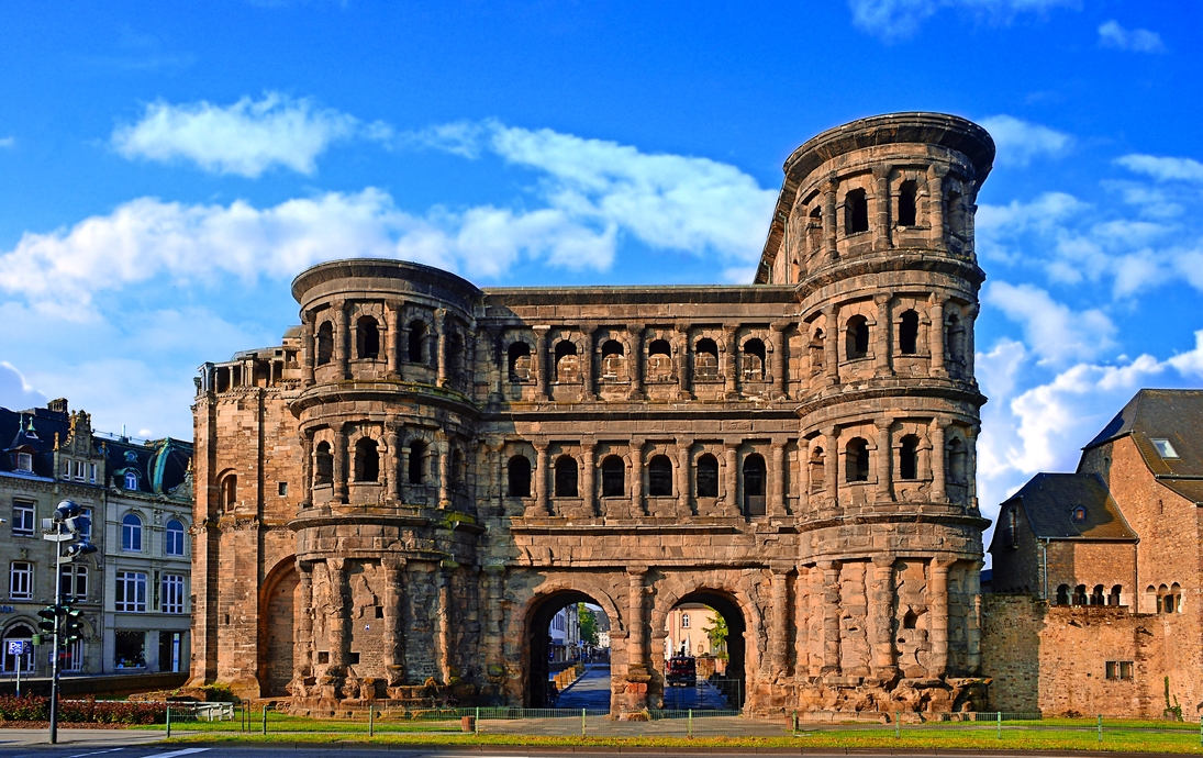 Porta Nigra: das schwarze Stadttor von Trier - © Stefan Krber - Fotolia