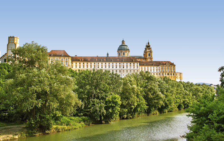 Stift Melk Aussenansicht - 32836@CroisiEurope