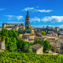 Luftaufnahme des französischen Dorfes Saint Emilion