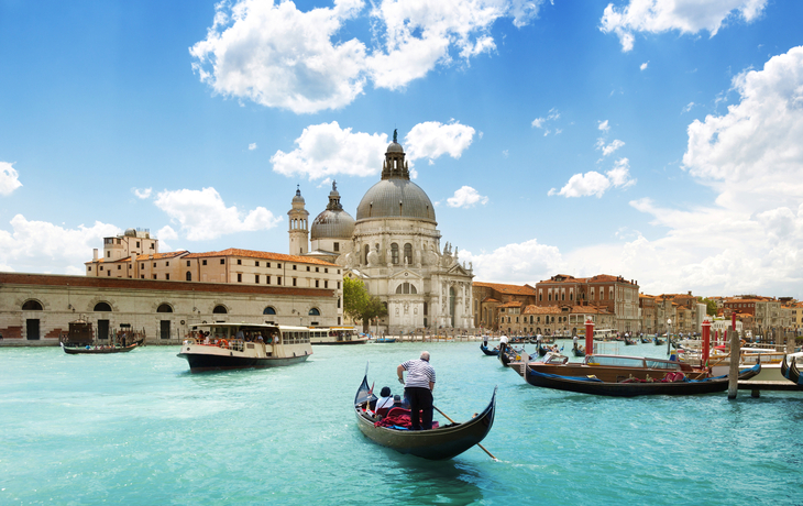 Canal Grande und Basilika Santa Maria della Salute in Venedig - © Iakov Kalinin - stock.adobe.com