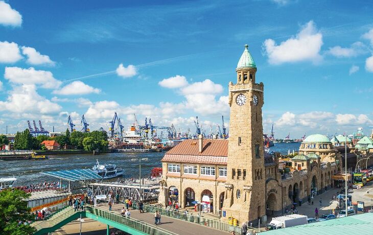 Hamburger Hafen im Sommer - © davis - Fotolia