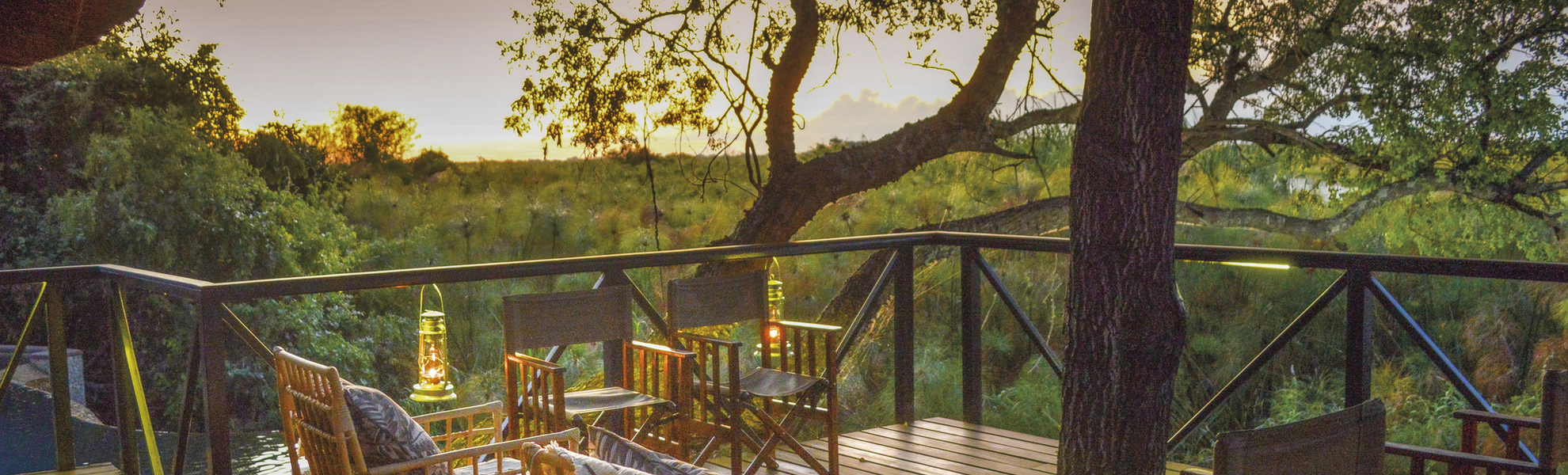 Kaza Safari Lodge, Aussen, Terrasse, Bäume, Sonnenuntergang, Stühle, Holz - 593612©Kevin Hogan