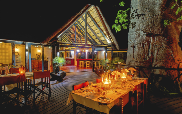 Kaza Safari Loge, Aussen, Terrasse, Nacht - 527352©Lou Coetzer