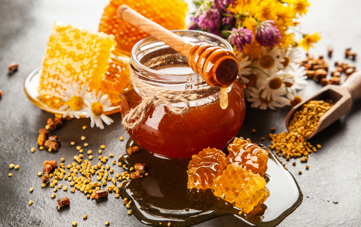 Honigglas und Schöpflöffel - © George Dolgikh - stock.adobe.com
