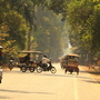 Tuk Tuks fahren auf den Straßeen in Kambodscha
