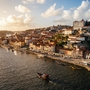 Panoramablick auf die Stadt Porto bei Sonnenuntergang