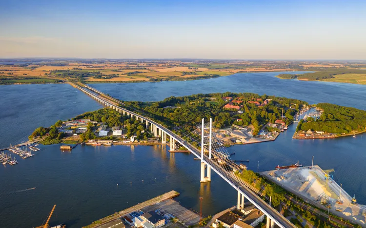 Strelasundquerung zwischen der Insel Rügen über den Strelasund zum vorpommerschen Festland bei Stralsund