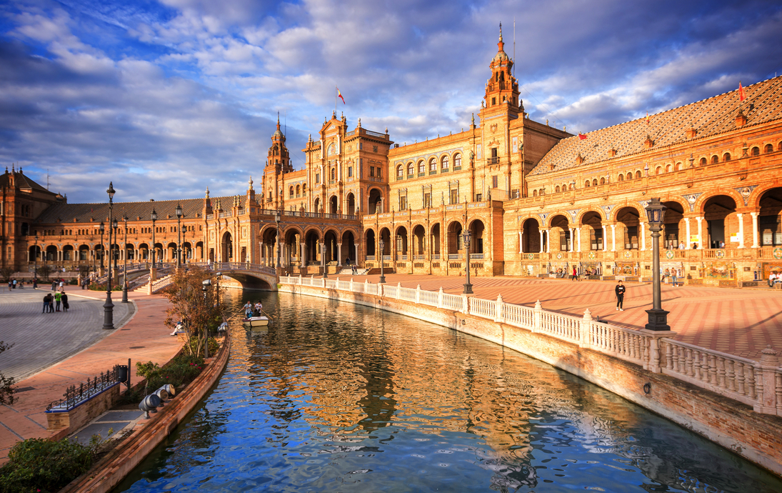 Plaza de España in Sevilla, Spanien - © Delphotostock - stock.adobe.com