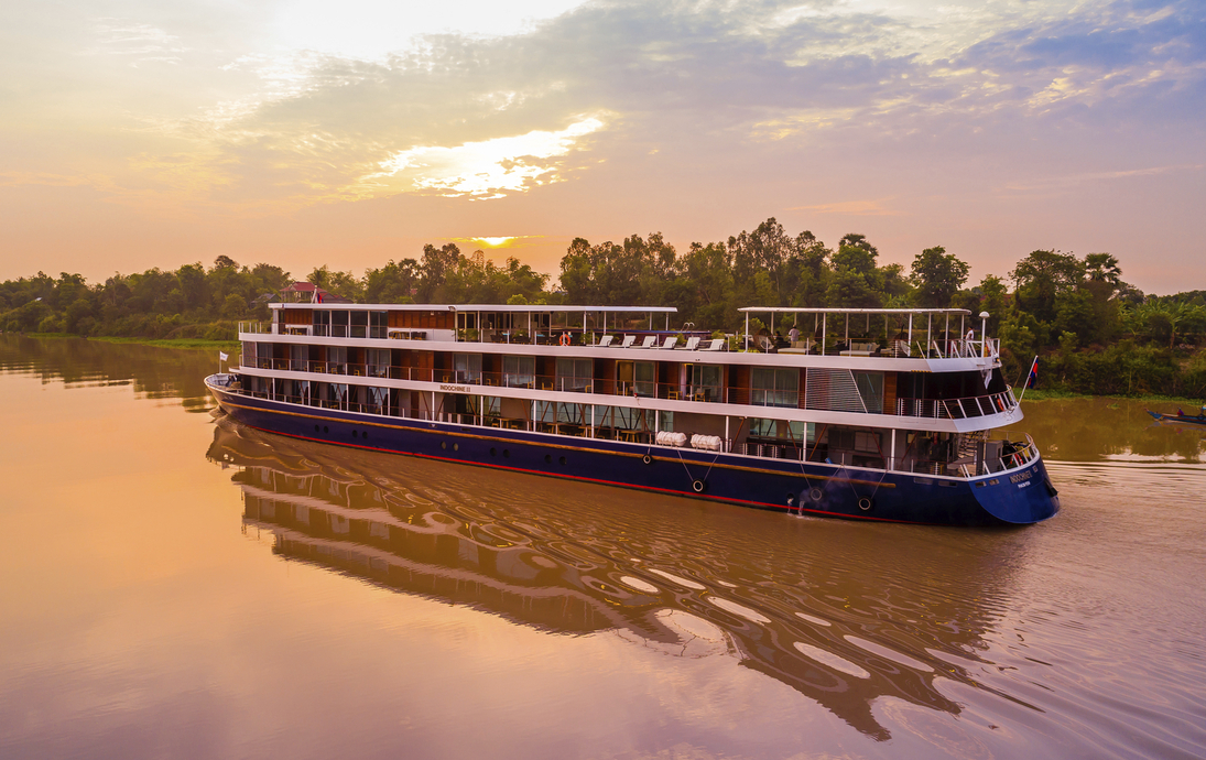 RV Indochine II in der Dämmerung - ©Live Studio