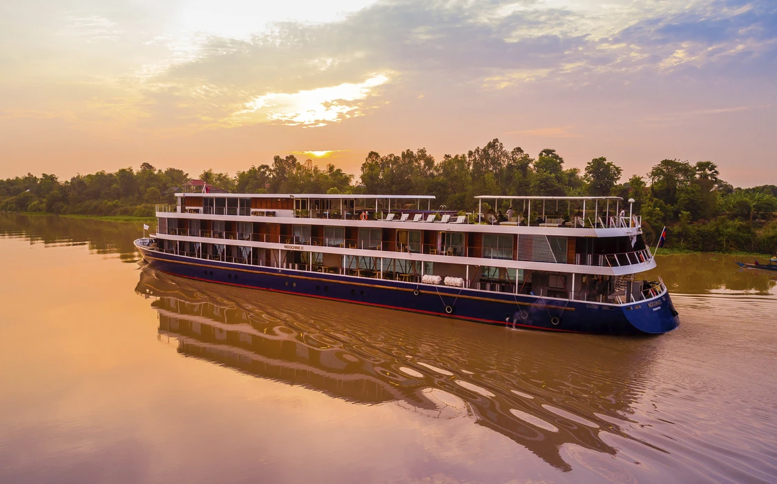 RV Indochine II in der Dämmerung