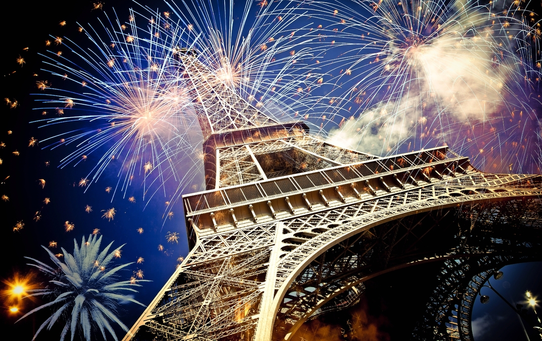 Eiffelturm (Paris, Frankreich) mit Feuerwerk - © Melinda Nagy - stock.adobe.com