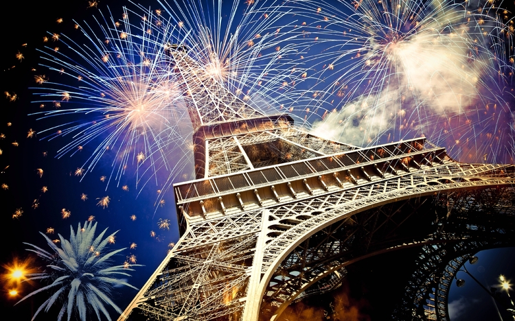 Eiffelturm (Paris, Frankreich) mit Feuerwerk