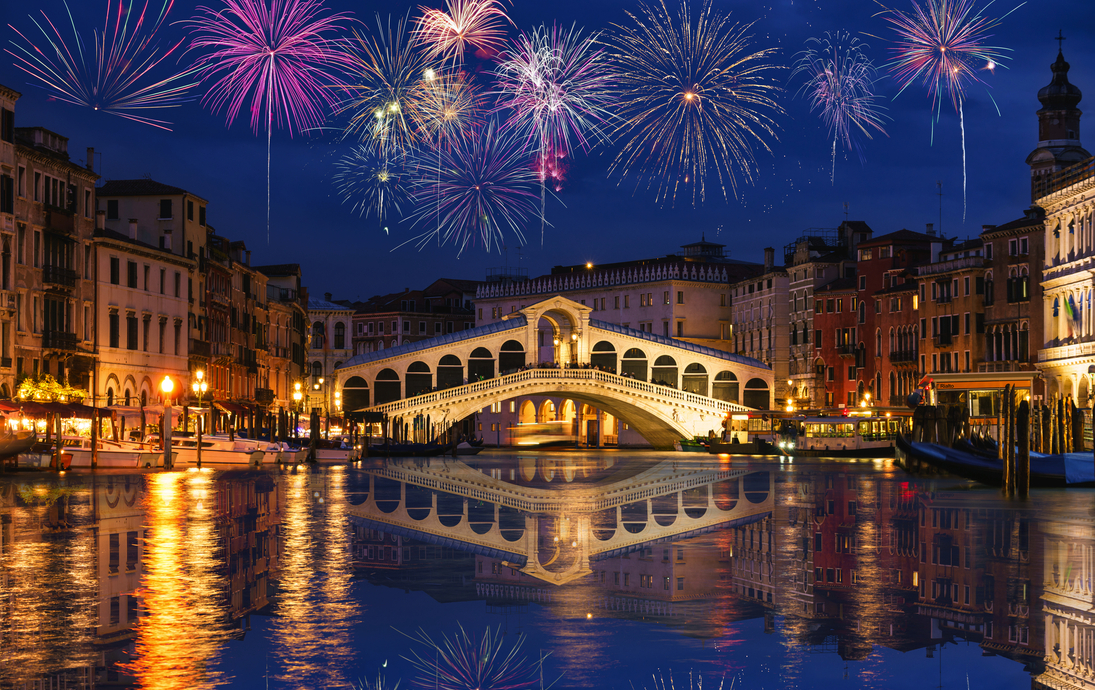 Feuerwerk über der Rialto Brücke in Venedig - © Pawel Pajor Photography