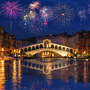 Feuerwerk über der Rialto Brücke in Venedig