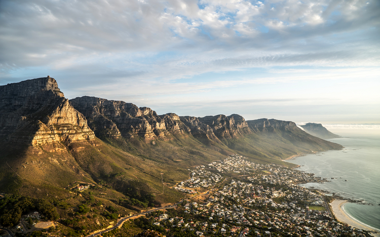 Ausblick auf die Bergkette Zwölf Apostel und Camps Bay nahe Kapstadt