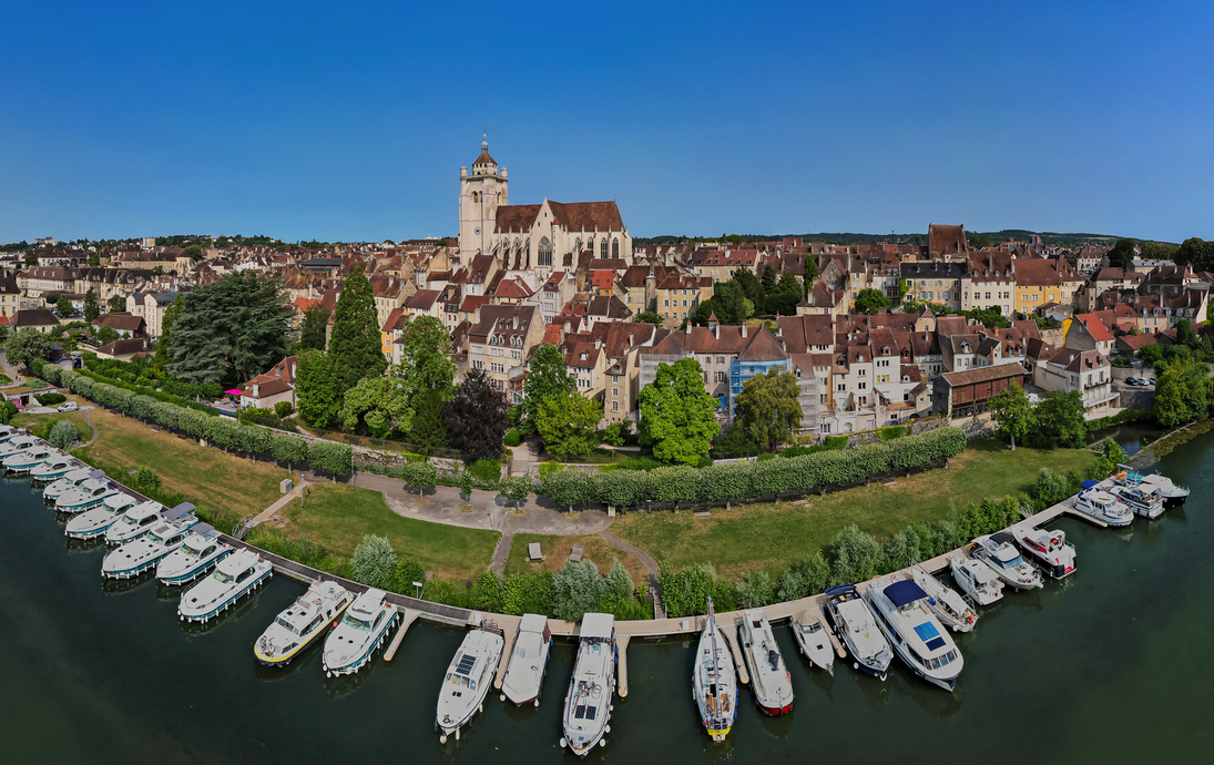 Luftaufnahme der französischen Stadt Dole in der französischen Region Jura - © Mike Workman - stock.adobe.com
