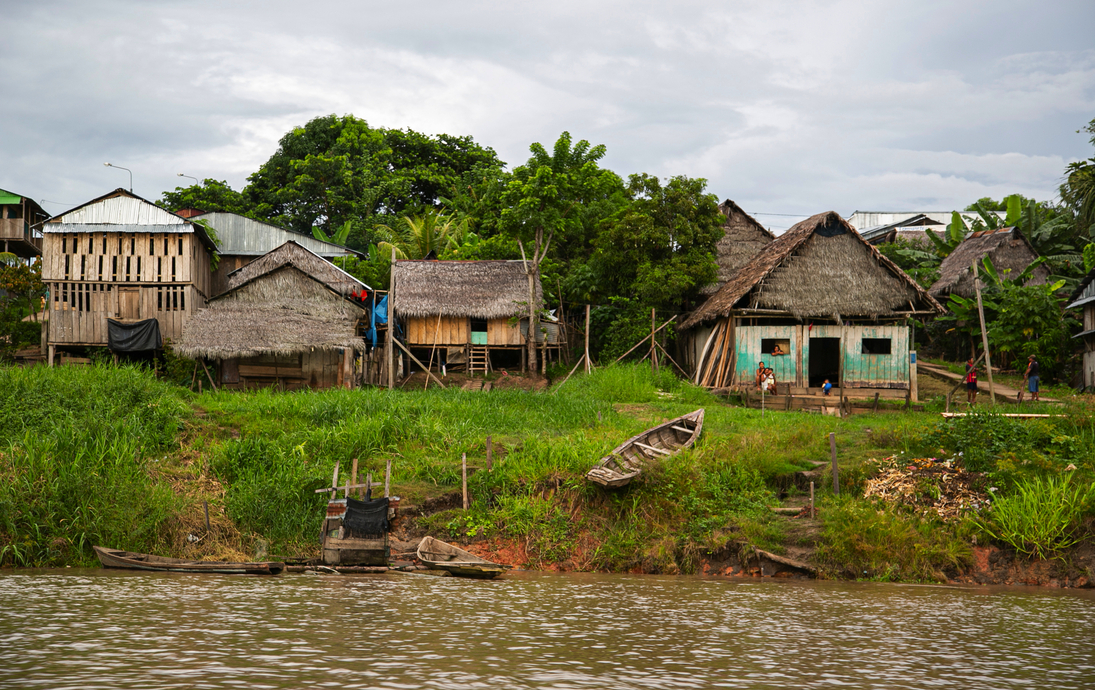 Typische Häuser des peruanischen Dschungels in Iquitos, am Ufer des Amazonas - © Rocio - stock.adobe.com
