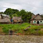 Typische Häuser des peruanischen Dschungels in Iquitos, am Ufer des Amazonas