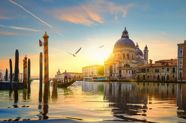 Gondoliere vor Santa Maria della Salute in Venedig - © Givaga - stock.adobe.com