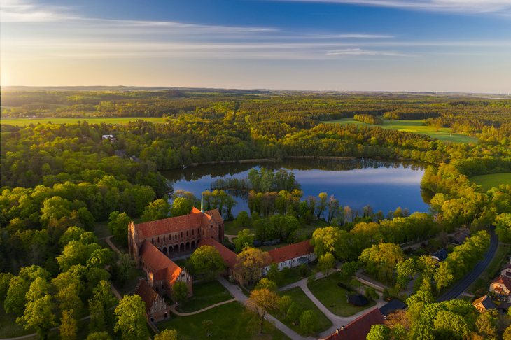 Kloster Chorin in Brandenburg zum Sonnenuntergang - © Tilo Grellmann - stock.adobe.com