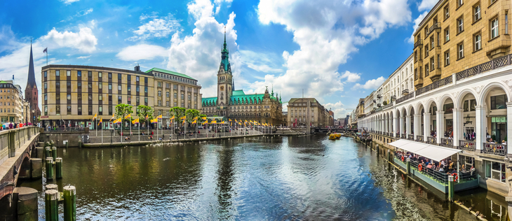 die Alsterarkaden und das Hamburger Rathaus an der Kleinen Alster, Deutschland - ©JFL Photography - stock.adobe.com