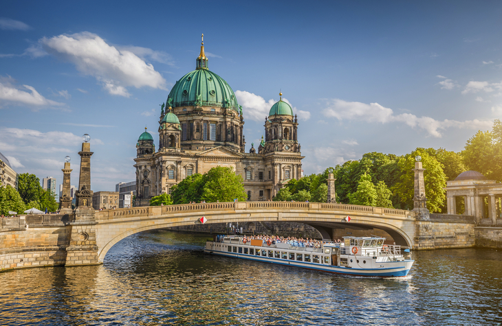 Berliner Dom mit Schiff auf der Spree - © JFL Photography - stock.adobe.com