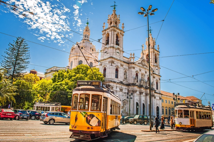 Gelbe Straßenbahn 28 auf Straßen von Lissabon, Portugal - © Filip - stock.adobe.com