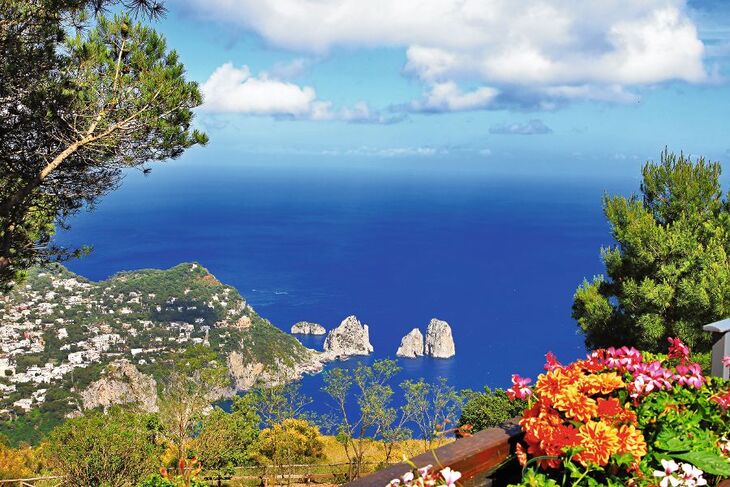 Blick von oben auf die Faraglioni bei Capri - © Freesurf - Fotolia