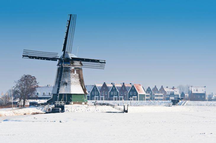 Winterlandschaft mit Windmühle in Volendam - © Eric Gevaert - stock.adobe.com