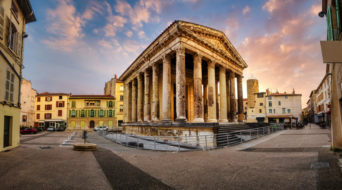 römischer Tempel in der Altstadt von Vienne - © Boris Stroujko - stock.adobe.com
