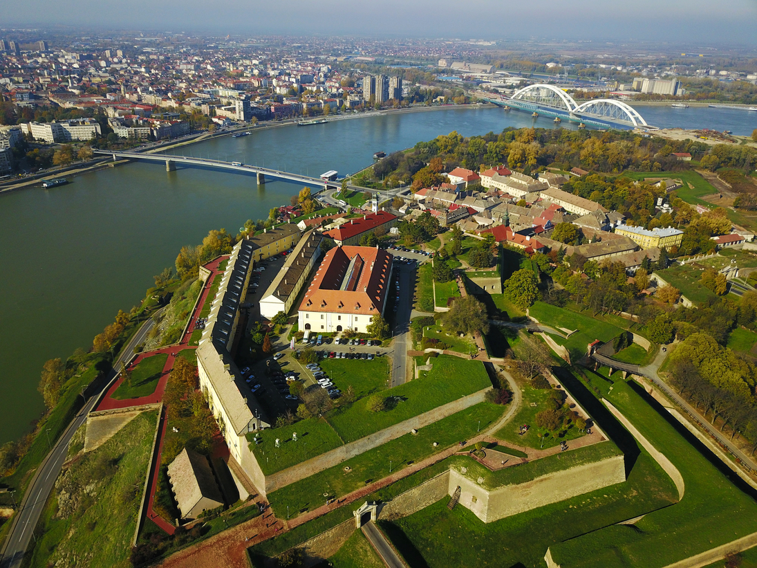 Luftaufnahme der Festung Petrovaradin und der Stadt Novi Sad - © Geza Farkas - stock.adobe.com