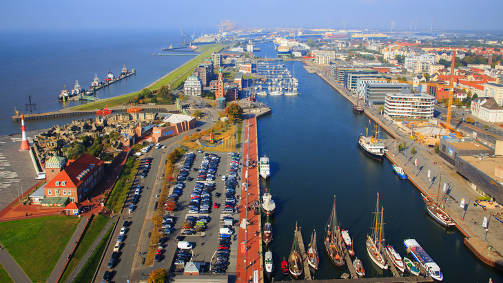 Blick auf Bremerhaven von der Aussichtsplattform Sail City - © Branko Srot - stock.adobe.com