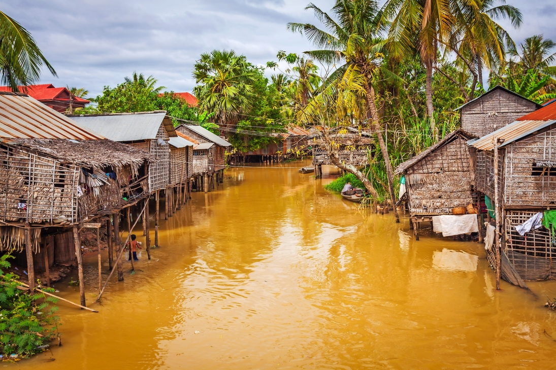 typische Häuser auf dem Tonle Sap See in Kambodscha - © Lukasz Janyst - stock.adobe.com