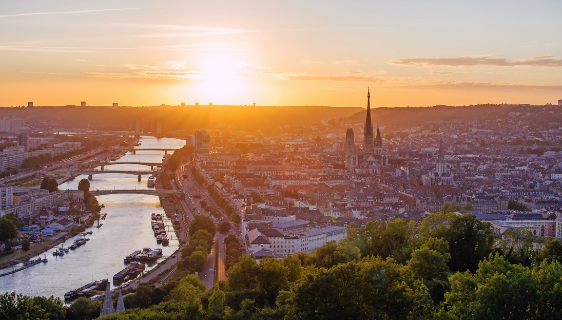 Panorama der Stadt Rouen bei Sonnenuntergang mit der Seine und der Kathedrale. Genommen von der Küste St Catherine - © aliaumesouchier - stock.adobe.com
