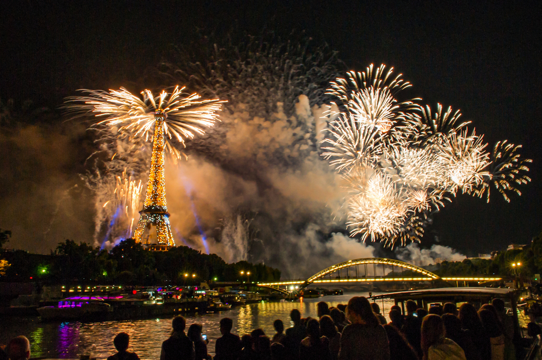 Feuerwerk über der Seine in Paris - © Acker - stock.adobe.com