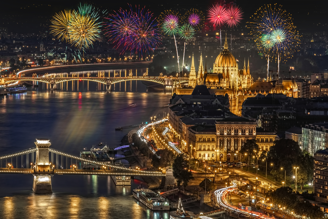 Feuerwerk über dem Burgberg in Budapest - © Augustin Lazaroiu - stock.adobe.com
