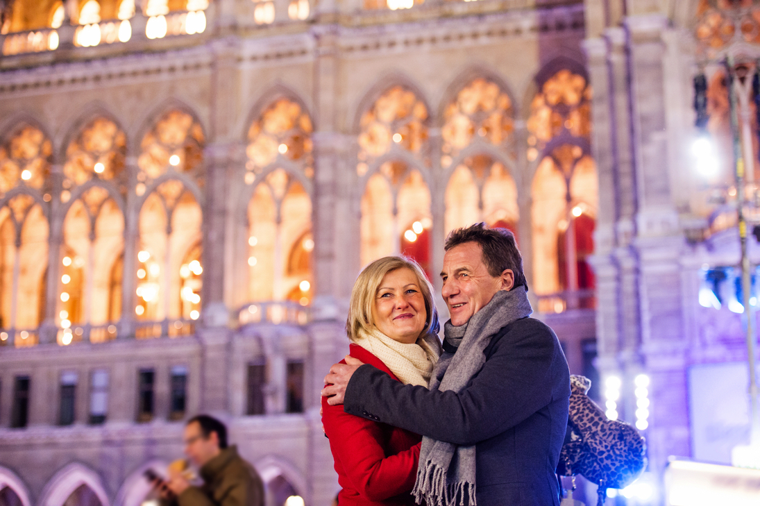 Senioren-Paar vor dem winterlichen Wiener Rathaus - © Halfpoint - stock.adobe.com