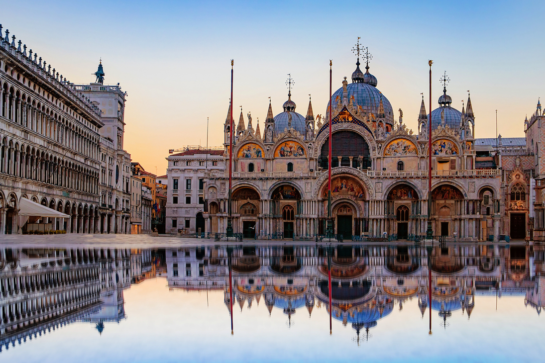 Sonnenaufgang auf dem Markusplatz mit Campanile und Markusdom in Venedig - © Irentravel - stock.adobe.com