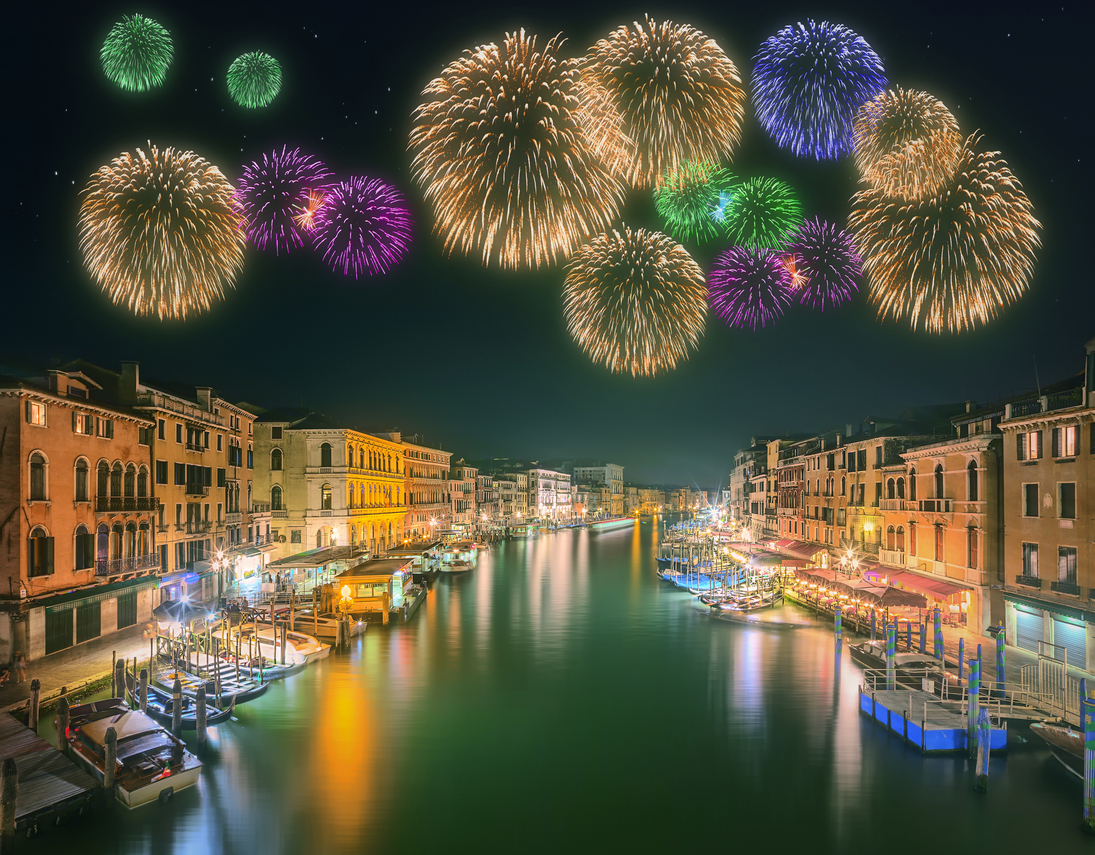 Feuerwerk über dem Canal Grande in Venedig - © boule1301 - stock.adobe.com