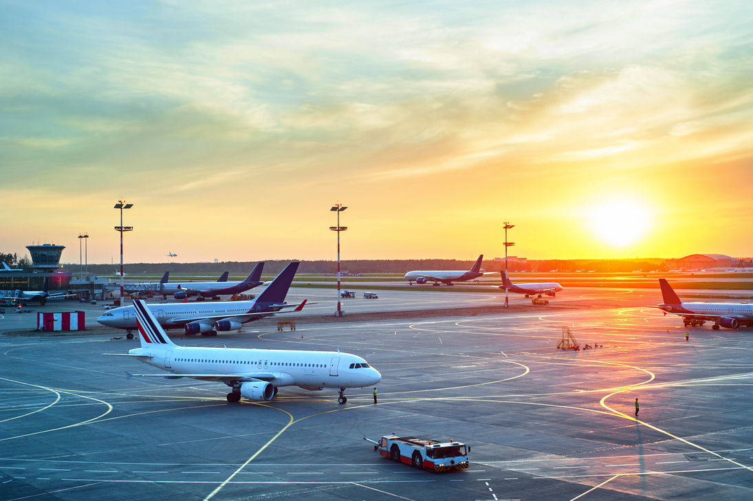 Moderner Flughafen bei Sonnenuntergang - ©joyt - stock.adobe.com