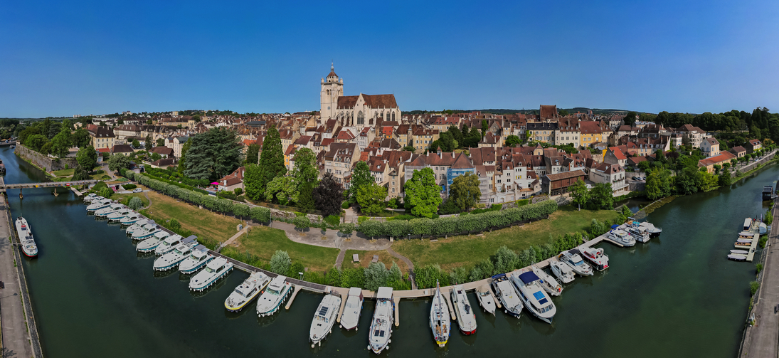 Luftaufnahme der französischen Stadt Dole in der französischen Region Jura - © Mike Workman - stock.adobe.com