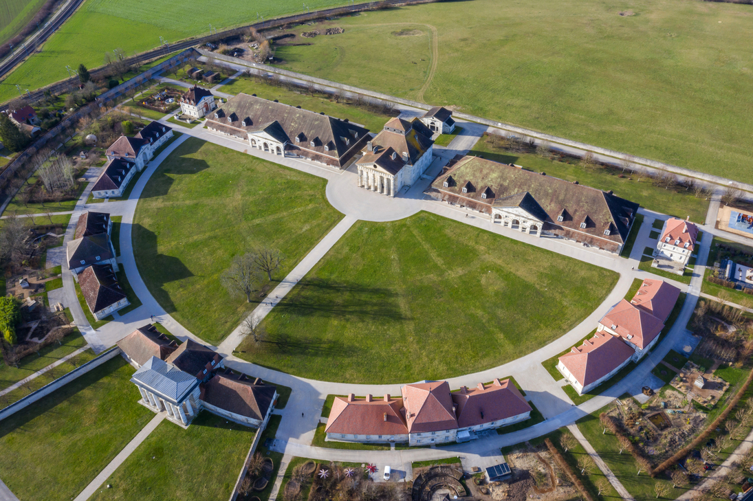 Luftpanorama der Königlichen Saline in Arc-et-Senans - © Sen - stock.adobe.com