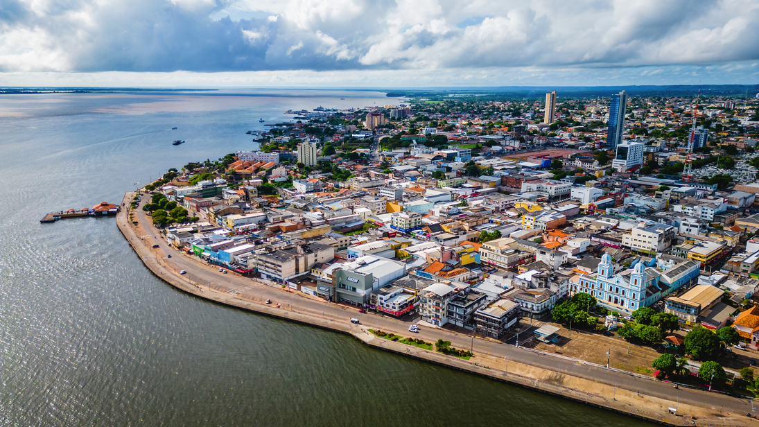 Luftaufnahme vom Flussufer mit Blick auf die Skyline von Santarém am Fluss Tapajós und Amazonas - © Michele - stock.adobe.com